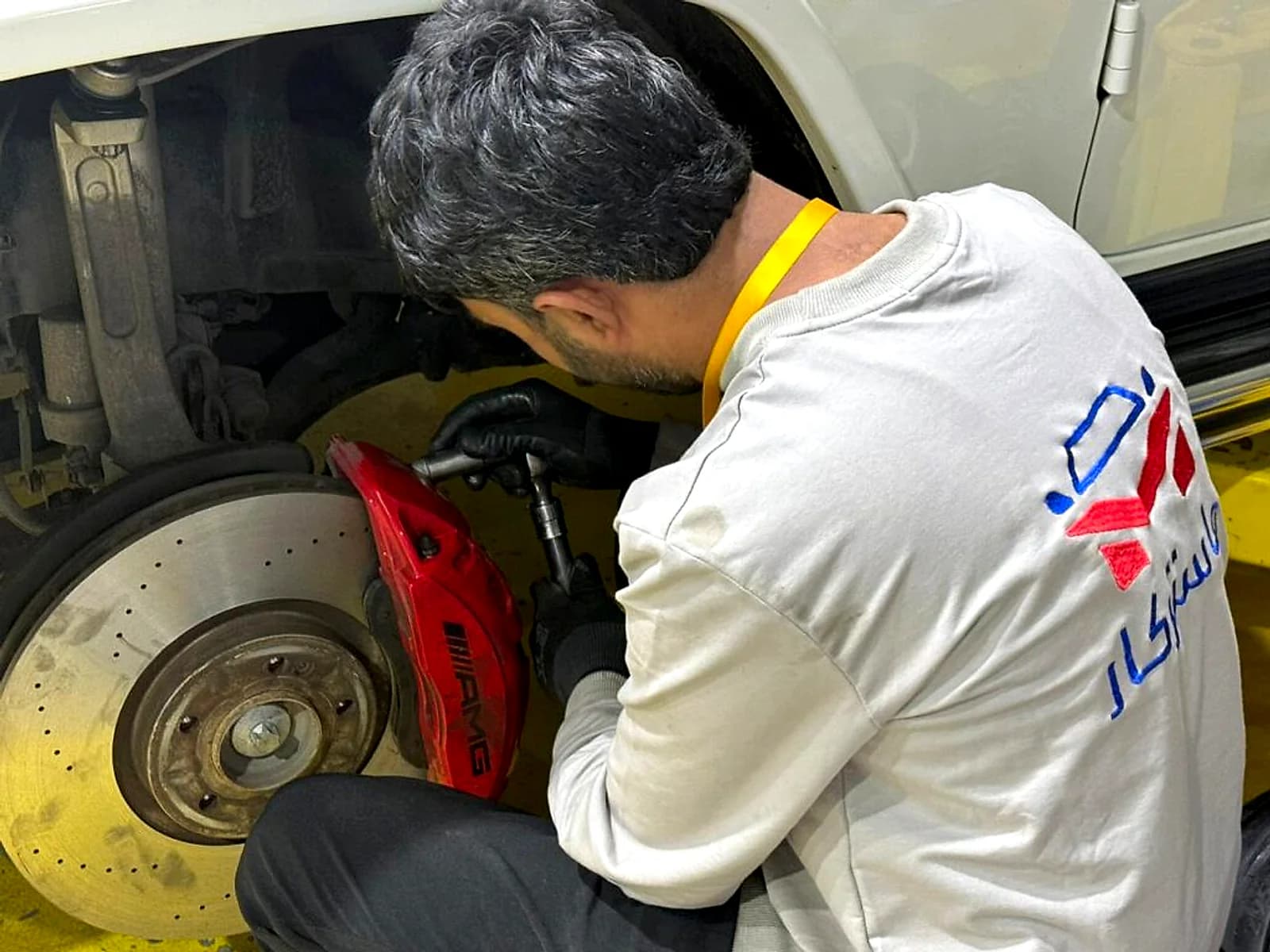 فني يصين منظومة الفرامل والهوب في مركز ماستر كار