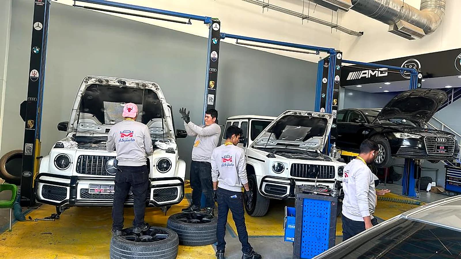 فنيو ماستر كار أثناء صيانة مرسيدس G-Class على الرافعات