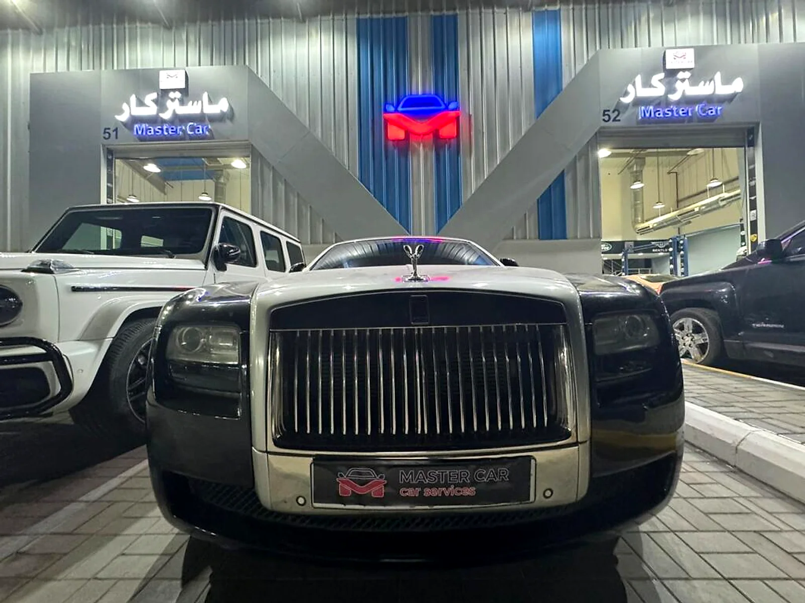رولز رويس أمام مدخل مركز ماستر كار