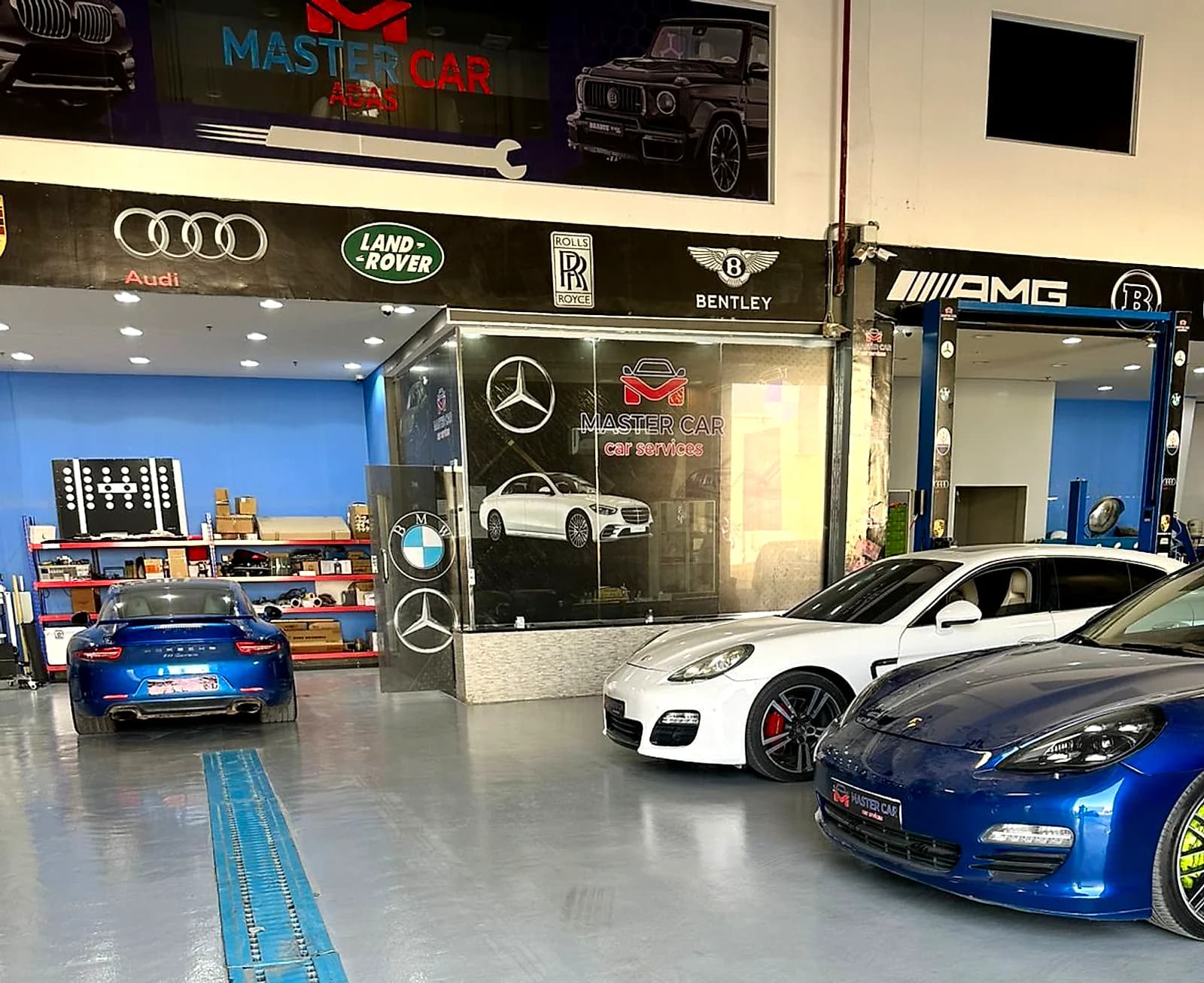 صالة ماستر كار وشعارات الماركات الأوروبية