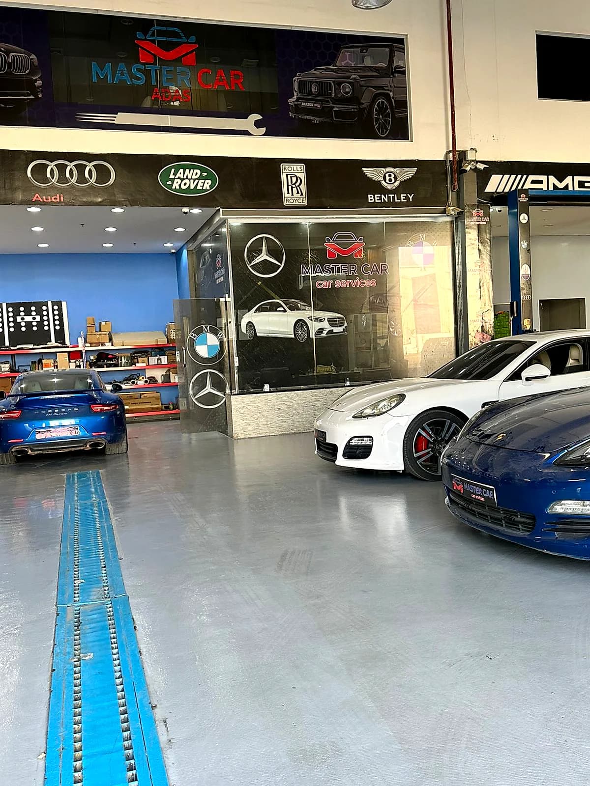 بورش 911 داخل صالة ماستر كار